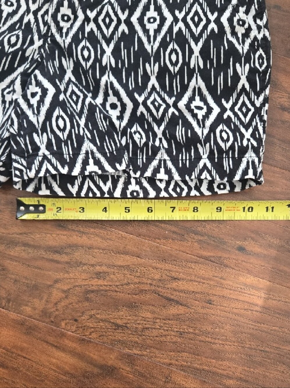 Old Navy Black and White Geometric Print Shorts - Picture 6 of 6